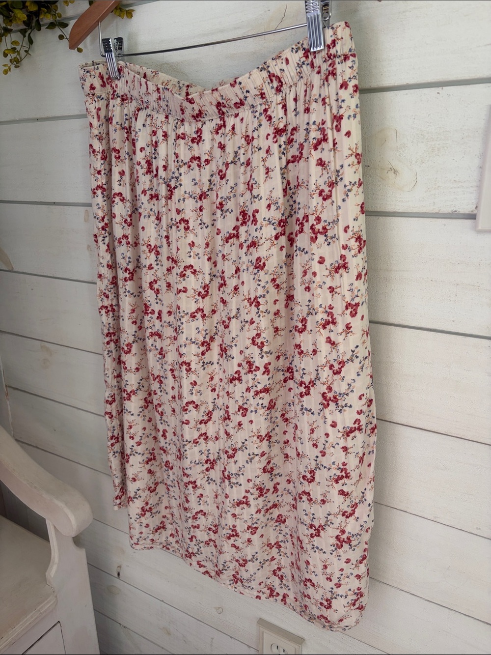 Old Navy Cream slip on Midi Skirt with Red Floral Print women’s large - Picture 4 of 7